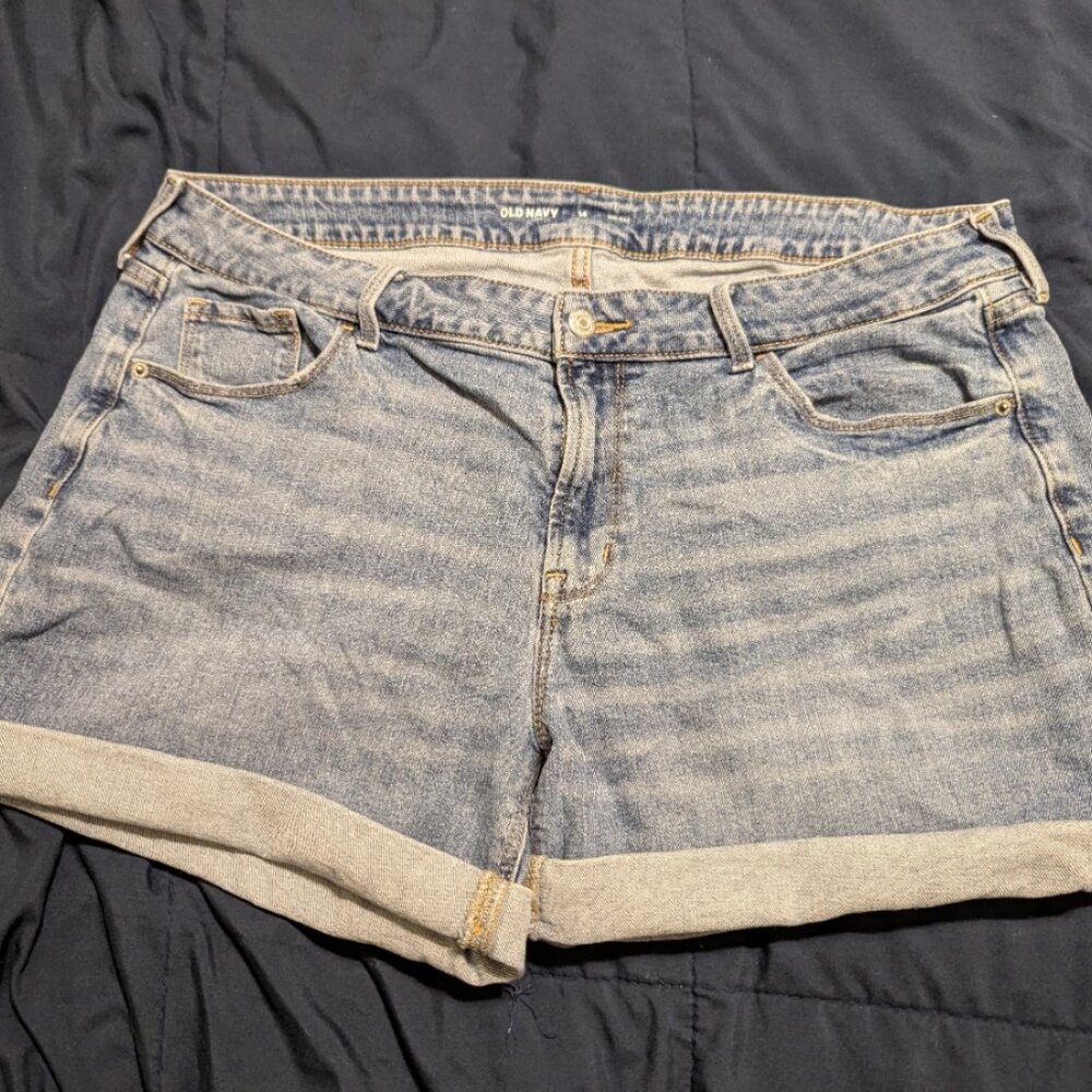 Size 14 - Mid Rise - Old Navy - 5 in. Inseam Shorts